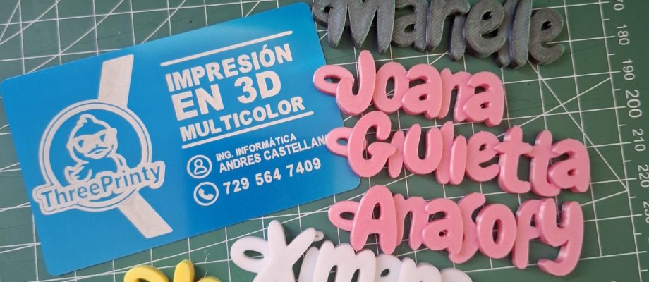 Llaveros con nombres impresos en 3D multicolor por ThreePrinty