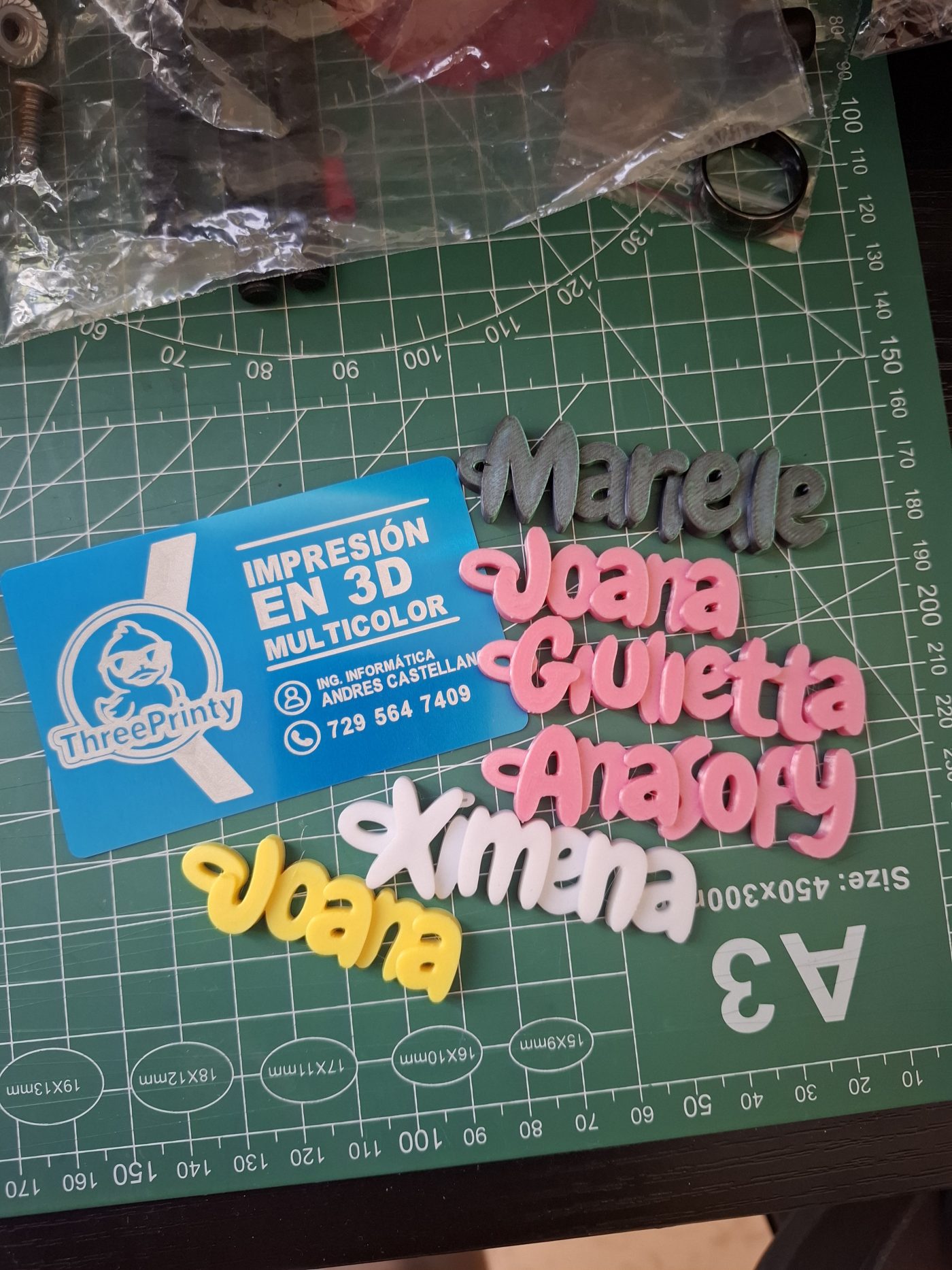 Llaveros de nombres personalizados, variedad de colores